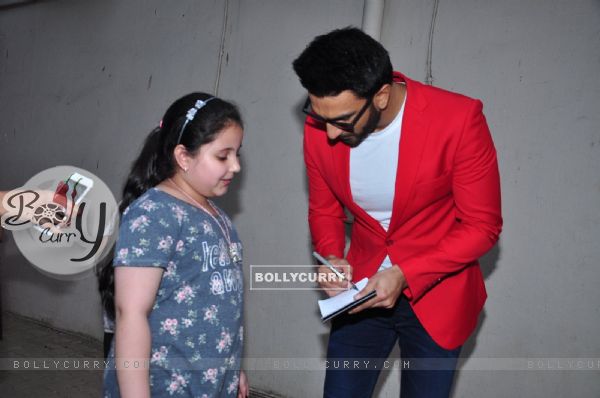 Ranveer Singh Gives his Autograph to his Kid Fan at Mehboob