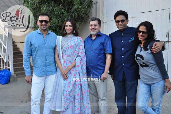 Atul Kasbekar, Sonam Kapoor and Ram Mahvani for Promotions of 'Neerja' (396926)