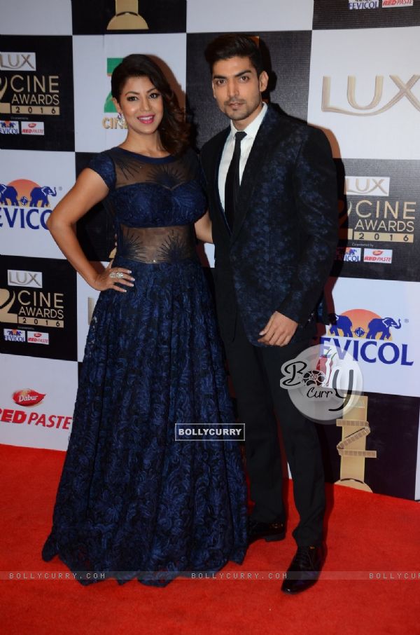 Debina Bonnerjee and Gurmeet Choudhary at Zee Cine Awards 2016