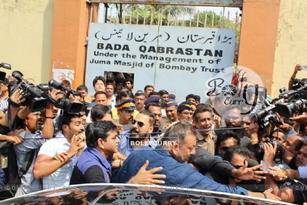 Sanjay Dutt Visits his Mom's Kabrastan post his release from Yerwada Jail