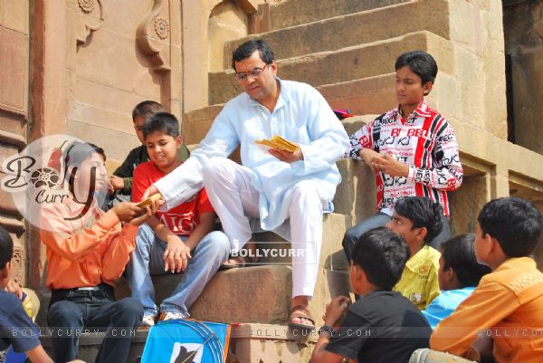 Paresh Rawal Sitting with small boys (39751)