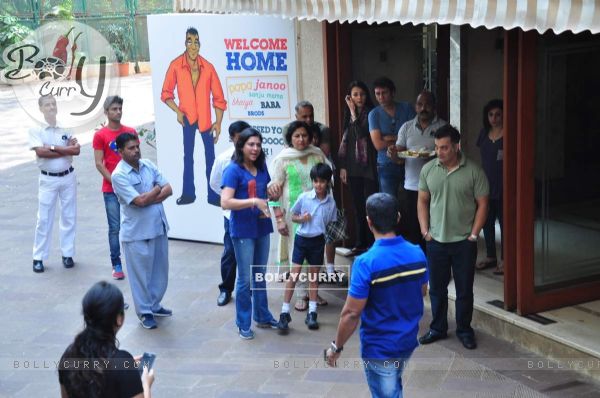 Priya Dutt and Family waits for Sanjay Dutt to Arrive at Home!