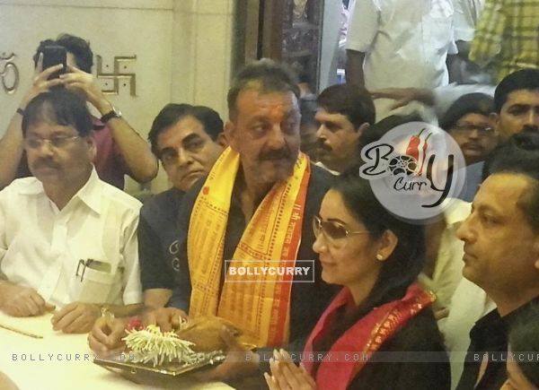 Sanjay Dutt and Manyata Dutt at Siddhivinayak Temple post Sanjay's Release from Yerwada Jail