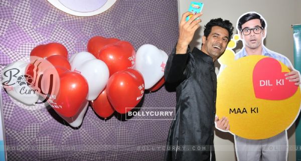 Anuj Sachdeva Takes a Selfie with a Cutout at Special Screening of 'Love Shagun'