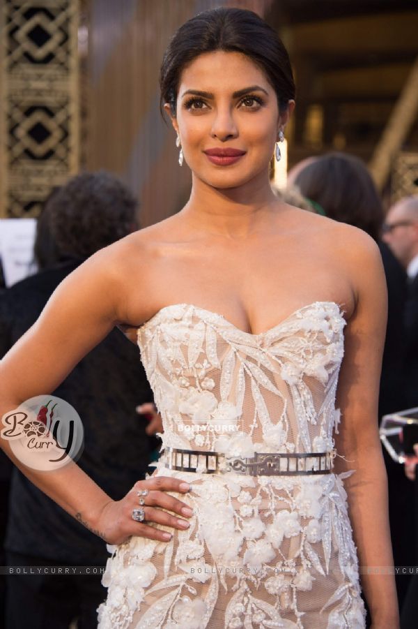 Beautiful Priyanka Chopra Sizzles at Oscar Awards 2016