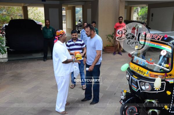 Sanjay Dutt receives a token of love from his Fan