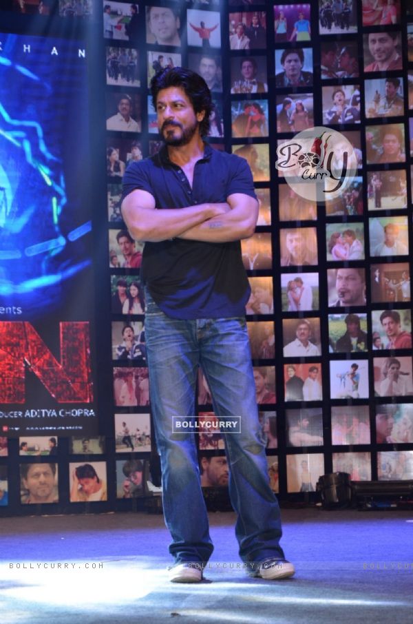 Shah Rukh Khan interacts with Fans at Trailer Launch of 'FAN'