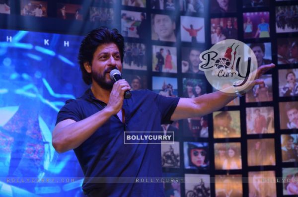 Shah Rukh  Khan entertains the Audience at Trailer Launch of 'FAN' (397964)