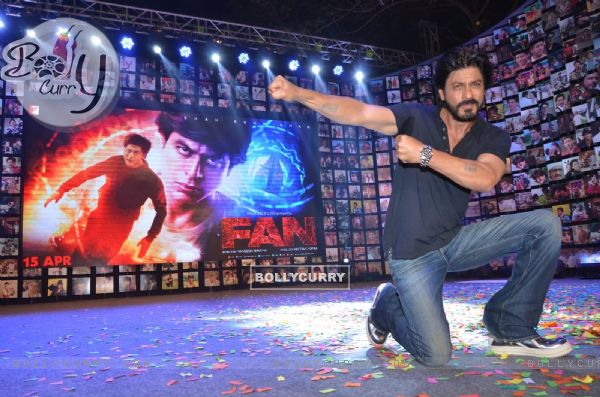 Shah Rukh sports his Fan tattoo at Trailer Launch of 'FAN' (397973)