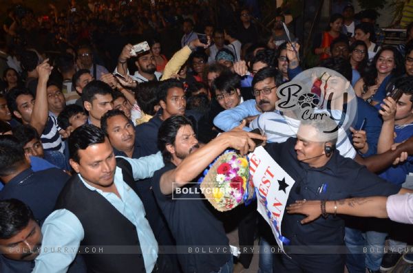 Shah Rukh Khan Mobbed by the media at Trailer Launch of 'FAN' (397974)
