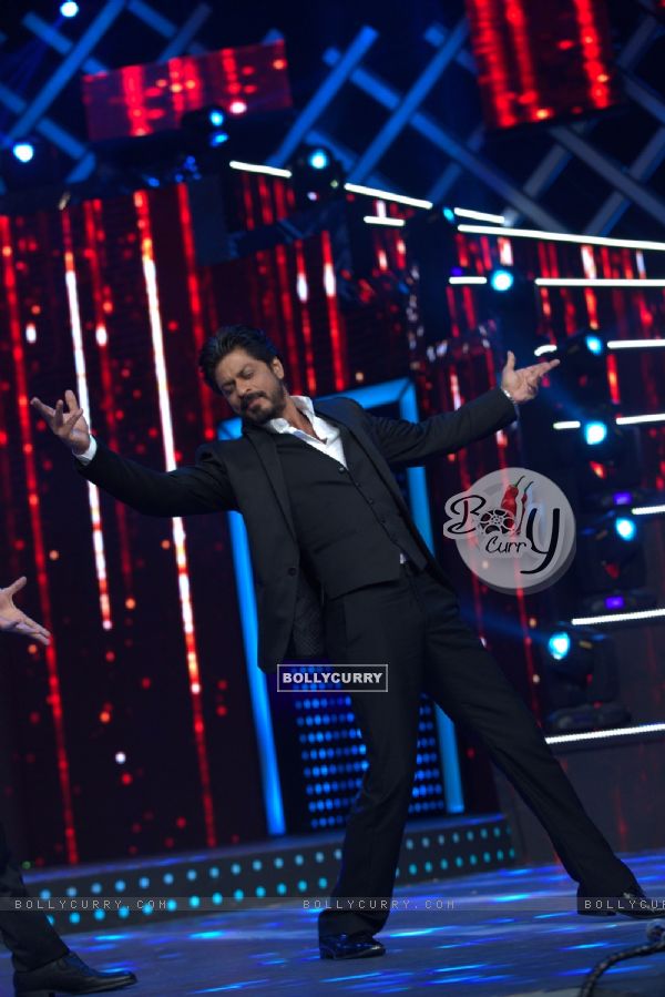 Shah Rukh Khan performs at Mirchi Music Awards 2016