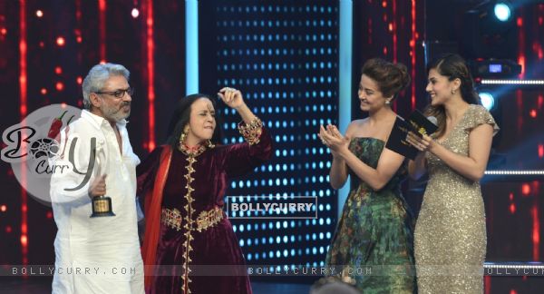 Sanjay Leela Bhansali shakes a leg with Ila Arun at Mirchi Music Awards 2016
