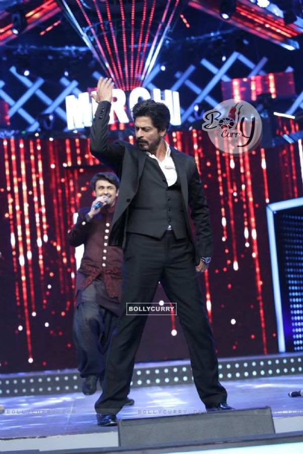 Shah Rukh Khan performs at Mirchi Music Awards 2016
