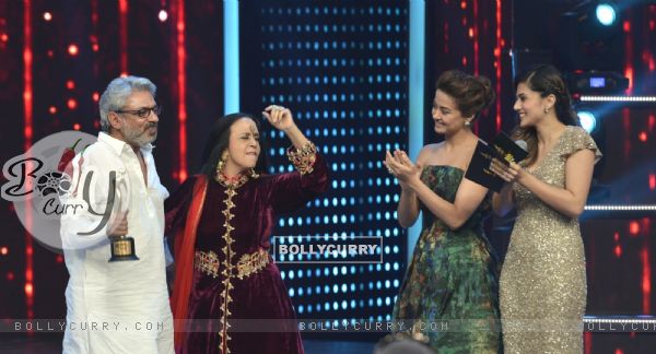 Sanjay Leela Bhansali with Ila Arun at Mirchi Music Awards 2016