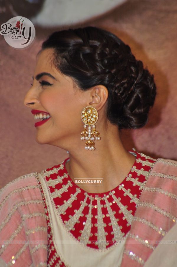Sonam Kapoor Looks Beautiful at Promotional Event of 'Neerja' (398222)