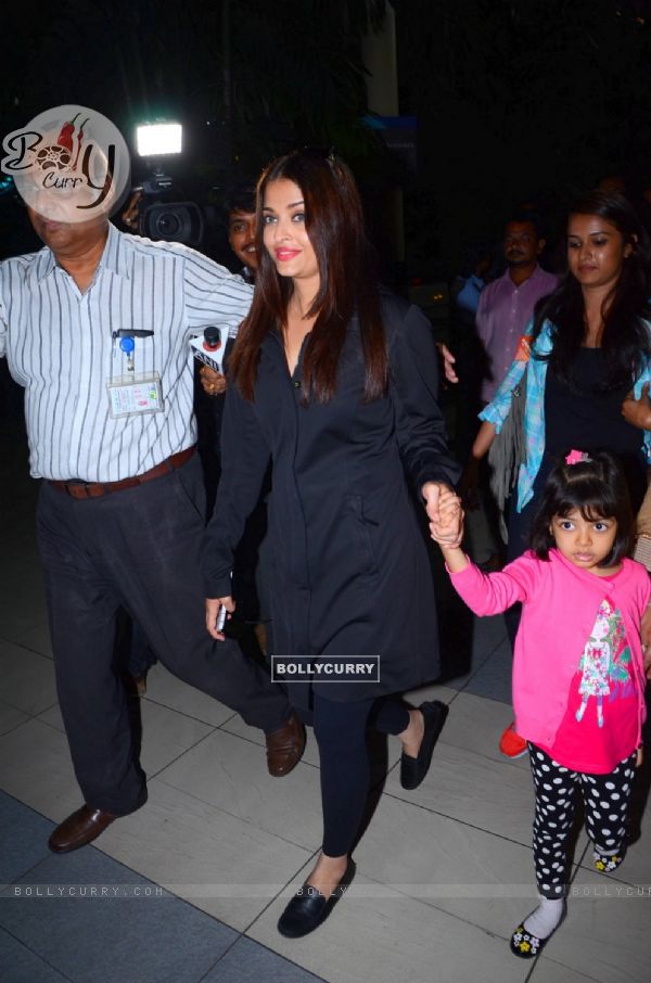 Aishwarya Rai Bachchan with Aaradhya Bachchan spotted at Airport!