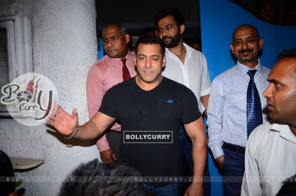 Superstar Salman Khan Snapped at Olive Post dinner of Malaika's parent's anniversary