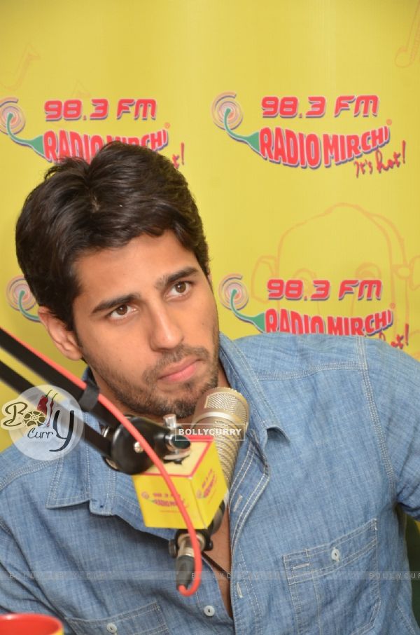Sidharth Malhotra Goes Live on Radio Mirchi for Promotions of 'Kapoor & Sons' (398609)