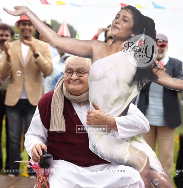 Rishi Kapoor will be seen partying with his kapoor family and a cut out of former actor Mandakini