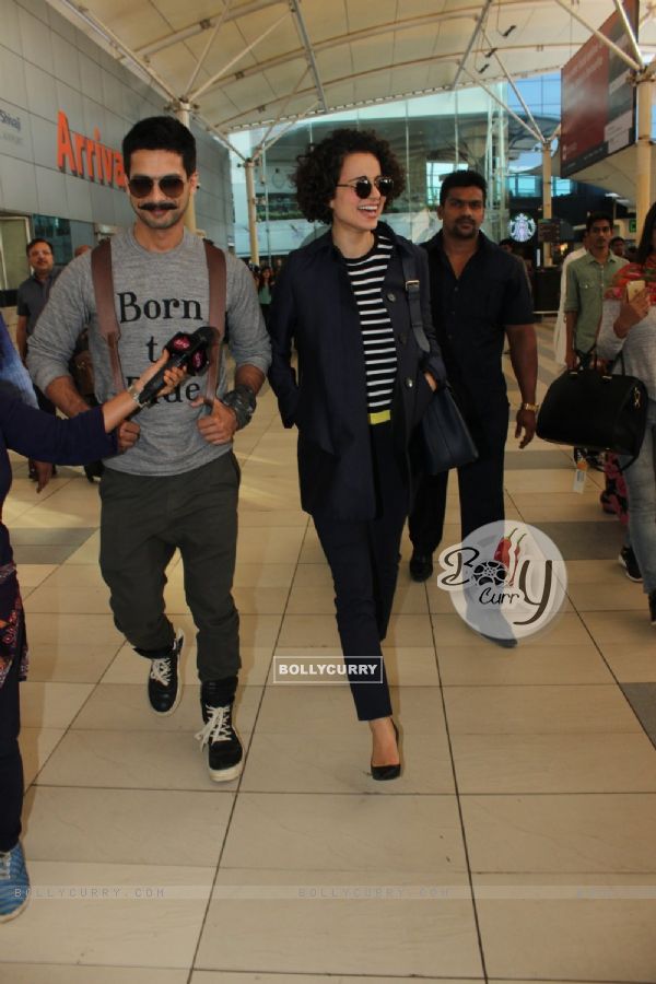 Shahid Kapoor with his Rangoon Co Star Kangana Ranaut Snapped at Airport (398847)