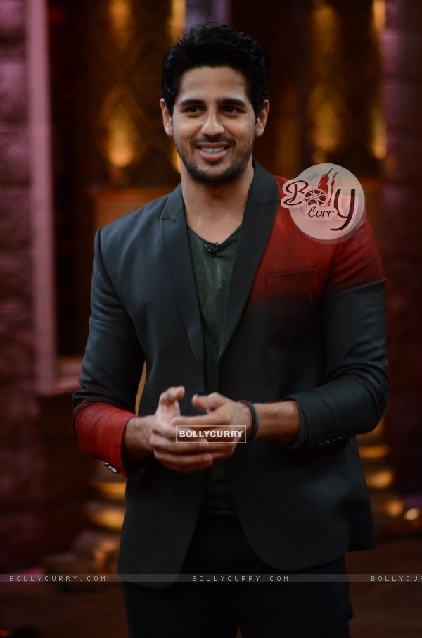 Sidharth Malhotra on Comedy Nights Bachao Kapoor & Sons for Promotions (398861)