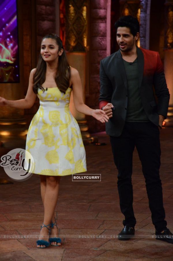 Sidharth Malhotra and Alia Bhatt at Comedy Nights Bachao for Kapoor & Sons Promotions (398863)