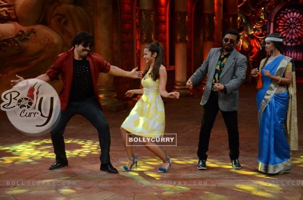 Alia Bhat shakes a leg with Krushna during Kapoor & Sons Promotions on Comedy Nights Bachao (398869)