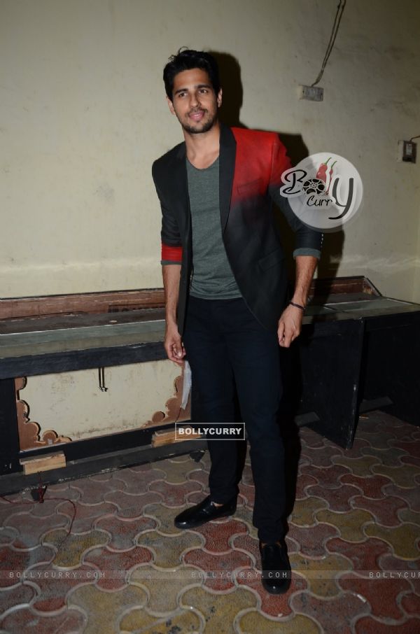 Sidharth Malhotra at Kapoor & Sons Promotions on Comedy Nights Bachao