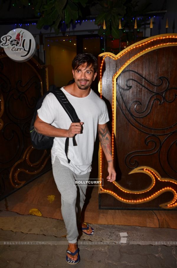 Spotted: Karan Singh Grover Snapped leaving a Spa with his girlfriend Bipasha Basu