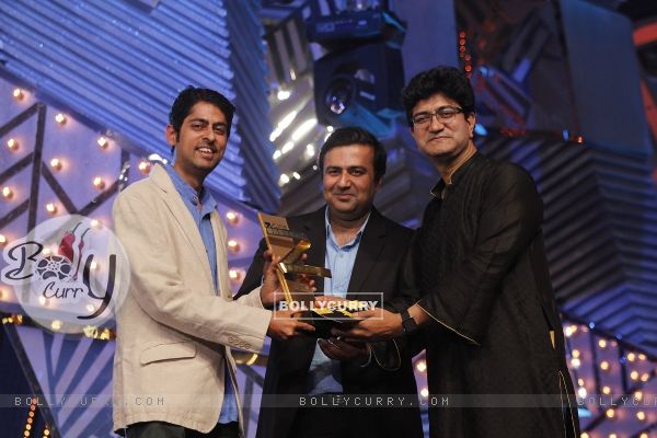 Varun Grover receives Best Lyrics Award from Prasoon Joshi for Moh Moh Ke Dhaage
