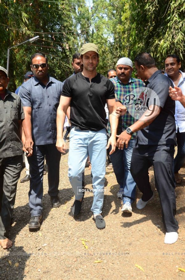 Hrithik Roshan performs Mahashivratri Pooja with Family