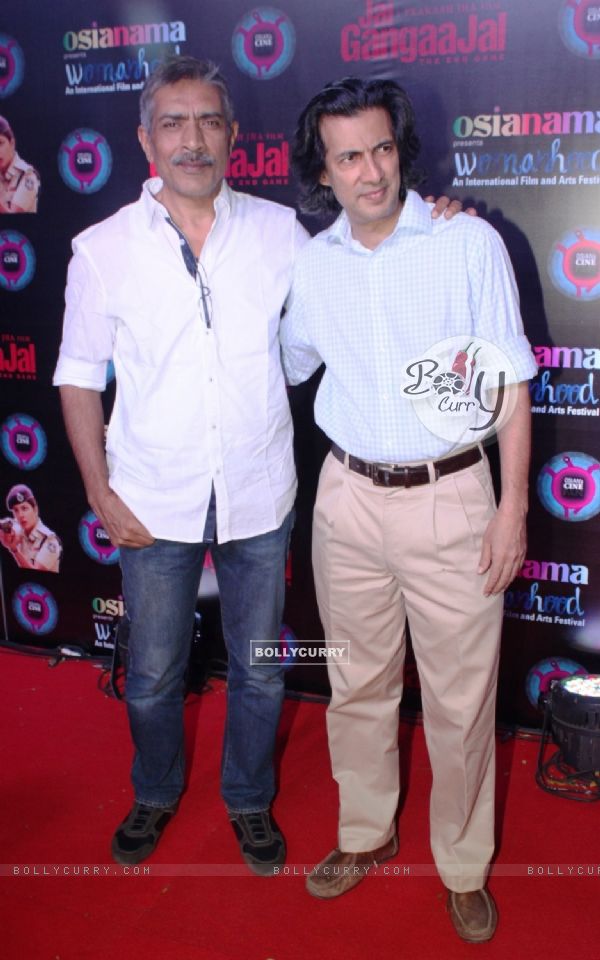 Prakash Jha with Neville Tuli at Jai Gangajal Red Carpet Special Screening