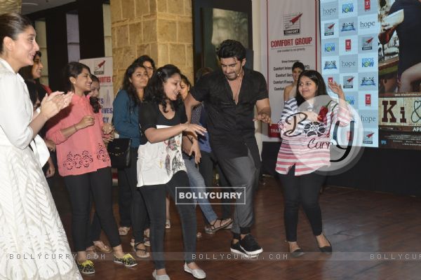 Arjun Kapoor Shakes a leg with reporters at a Promotional Event of Ki and Ka on Int Women's Day (399340)