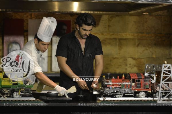 Arjun Kapoor Cooks an Omelet for Kareena Kapoor!