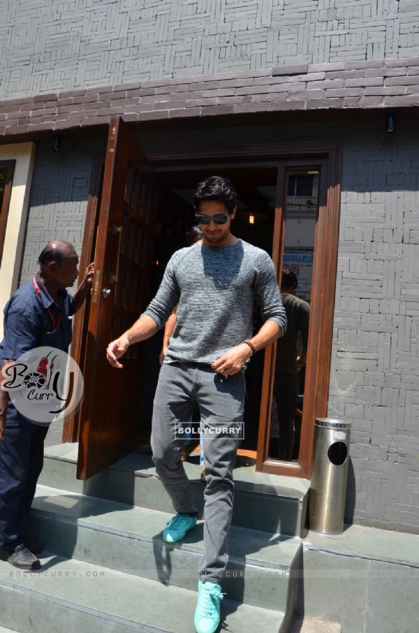 Sidharth Malhotra with Kapoor & Sons Team at Lunch (399525)