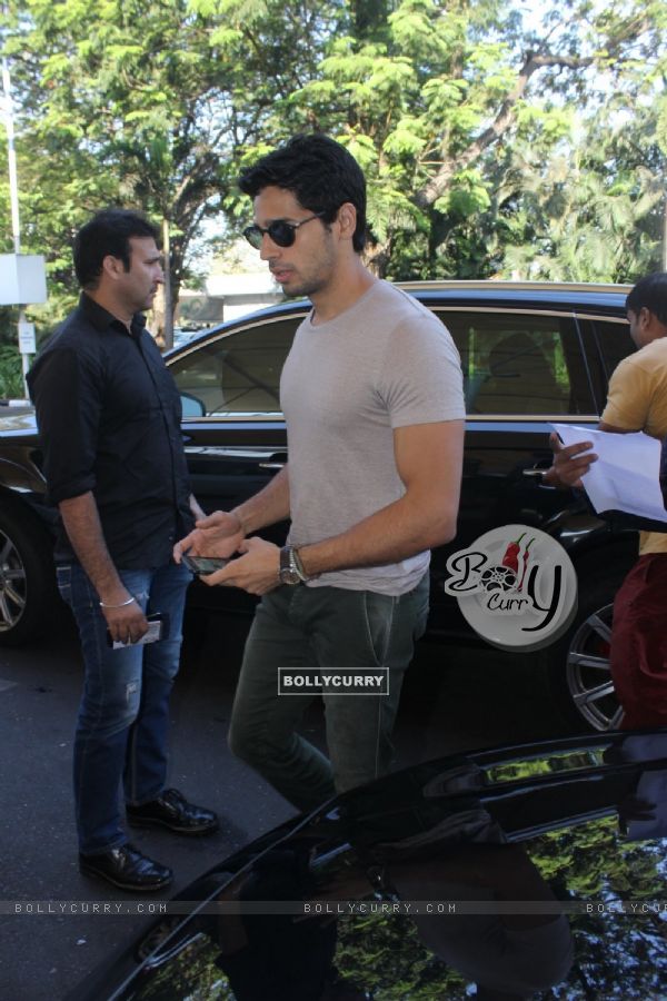 Sidharth Malhotra Snapped at Airport