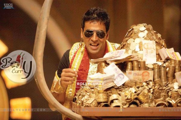 Akshay Kumar with lots of gold (40011)