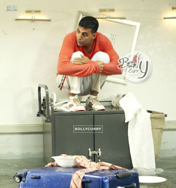 Akshay Kumar looking feared (40015)