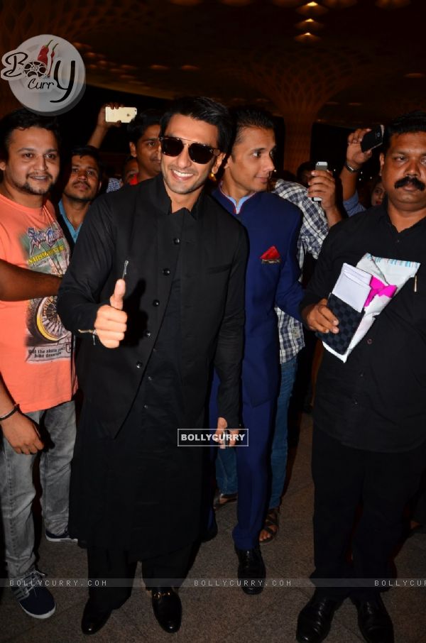 Ranveer Singh Leaves for TOIFA Awards