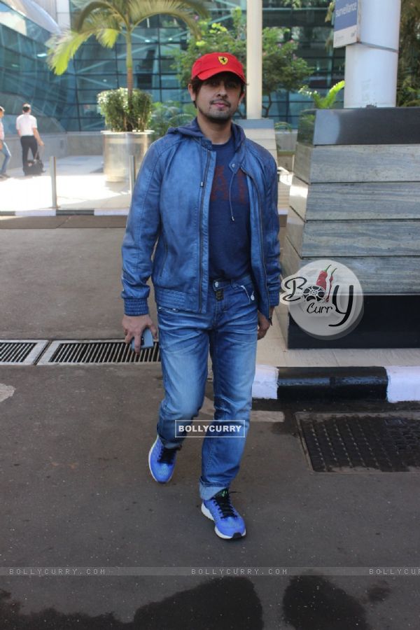 Sonu Niigam Snapped at Airport