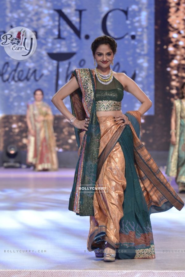 Actress Madhoo on Ramp of CPAA Fevicol Show