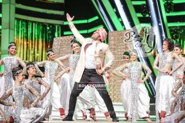 Ranveer Singh Perform at TOIFA Awards