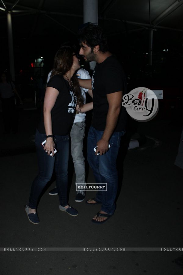 Kareena Kapoor and Arjun Kapoor Snapped at Airport