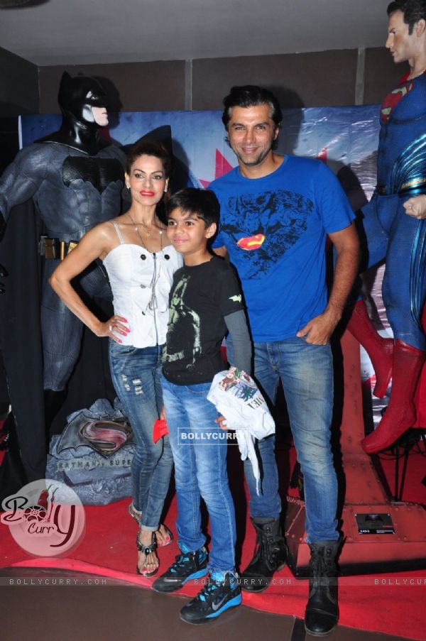 Chetan Hansraj with family at Special Screening of Batman V Superman (400967)