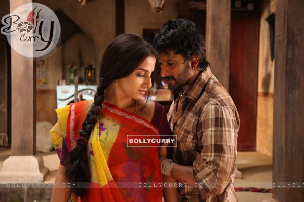 Romantic scene of Arshad Warsi and Vidya Balan