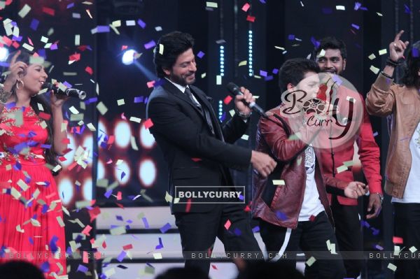 Shah Rukh Khan Promotes 'Fan' on 'Sa Re Ga Ma Pa' 2016 (401236)