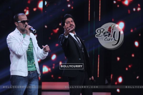 Shah Rukh Khan Strike a posed while Promoting 'Fan' on 'Sa Re Ga Ma Pa' 2016 (401237)