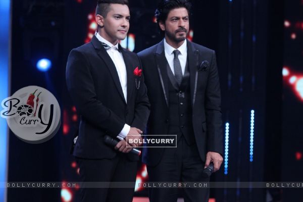 Shah Rukh Khan and Aditya Narayan on 'Sa Re Ga Ma Pa' 2016 (401241)