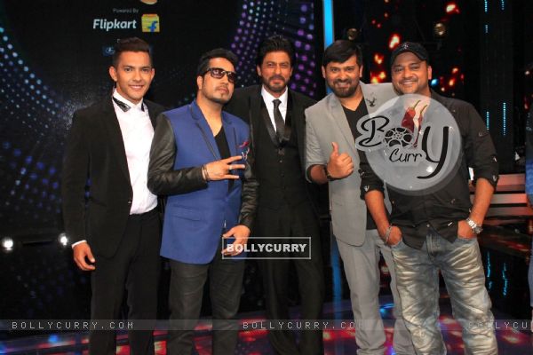 Promotion of 'Fan': Shah Rukh Khan with Sa Re Ga Ma Pa Judges (401242)