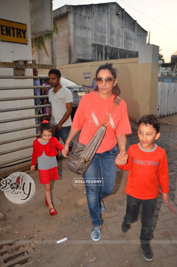 Manyata Dutt with kids Iqra Dutt and Shahraan Dutt